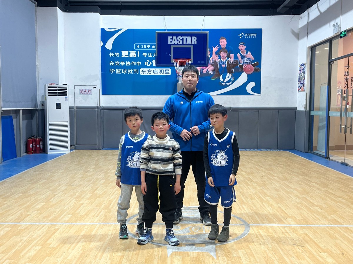 参加专业训练营快速成长为篮球英雄